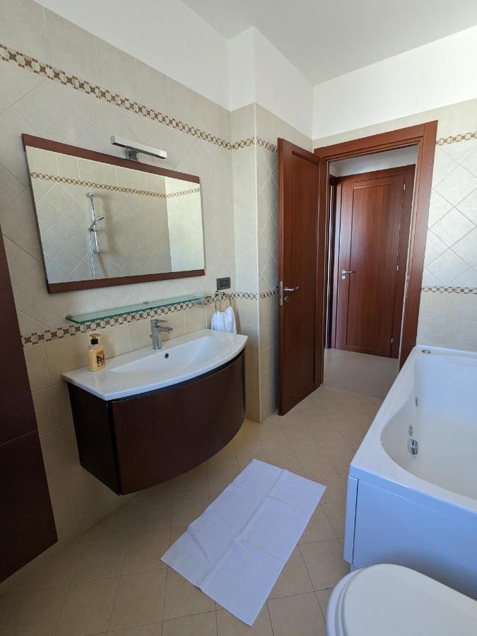 La Casa Dei Due Mari - Large Apartment With Parking Taranto Exterior photo